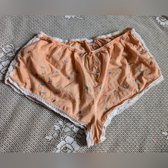 Victorias Secret Embroidered Lace Trim Shorts - Picture 1 of 3